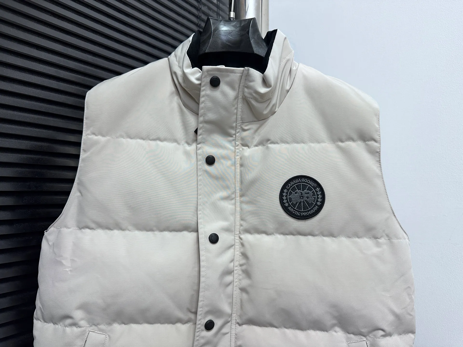 P360 [Canada Goose] Canada Goose black label #Freestyle Crew 4151mb men’s and women’s vest down ➖ Imported Behringer embroidery machine with customized 10,000-needle embroidery label! ➖ Imported 21-count polyester-cotton blended original fabric, using Feather-Light 10D waterproof coating fabric, made of 84.5% polyester fiber and 15.5% cotton, 100% the best feel in the entire network! ➖ The genuine official website uses the national standard 80 white duck down, and will never be misled by false claims such as 90 down or goose down! ➖ 100% nylon nylon lining with double double-layer sealing design to prevent velvet from running away. Top-grade polar fleece is used in the collar and pockets to keep warm and comfortable! ➖ Yoshida YKK provides original custom-made electroplated sliders. YKK two-way lockable zippers are tight and smooth and will not peel off paint! ➖ 3M composite original Velcro is durable, and all accessories and hardware are disassembled and customized! ⛔No slander, no exaggeration, no need for too much copywriting, because it is focused, it is professional!  SIZE: XS S M L XL XXL